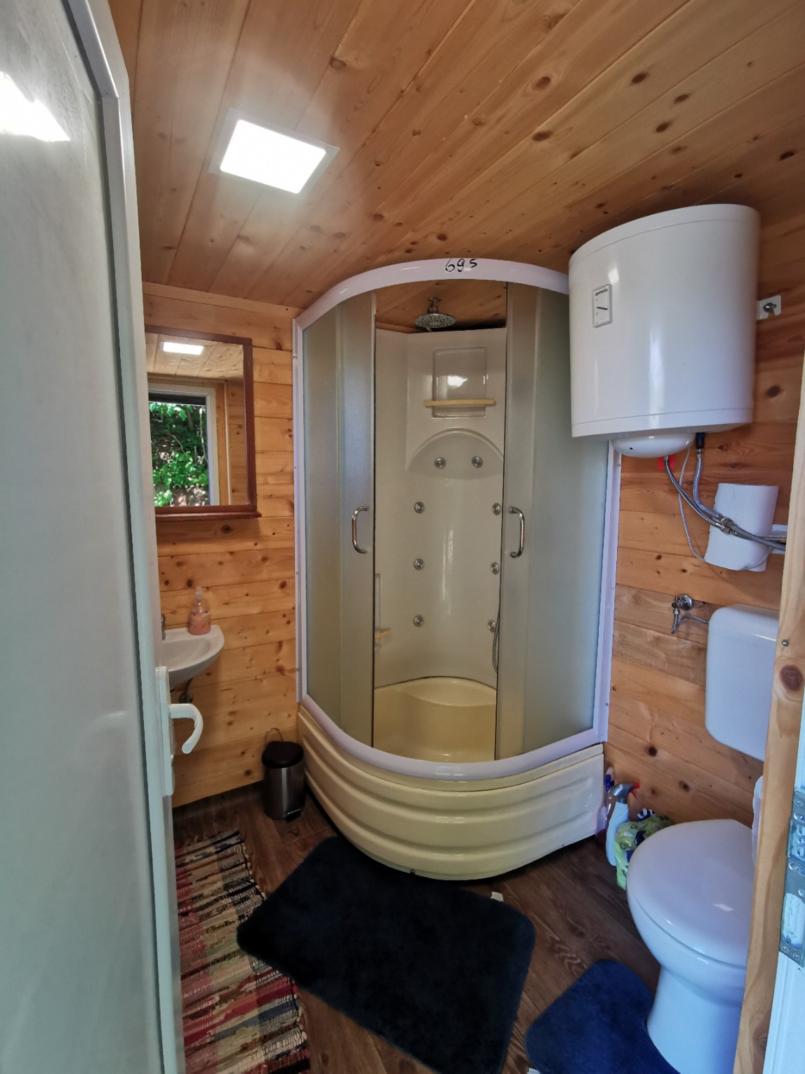 Badezimmer bei den Glampinghütten Orlič